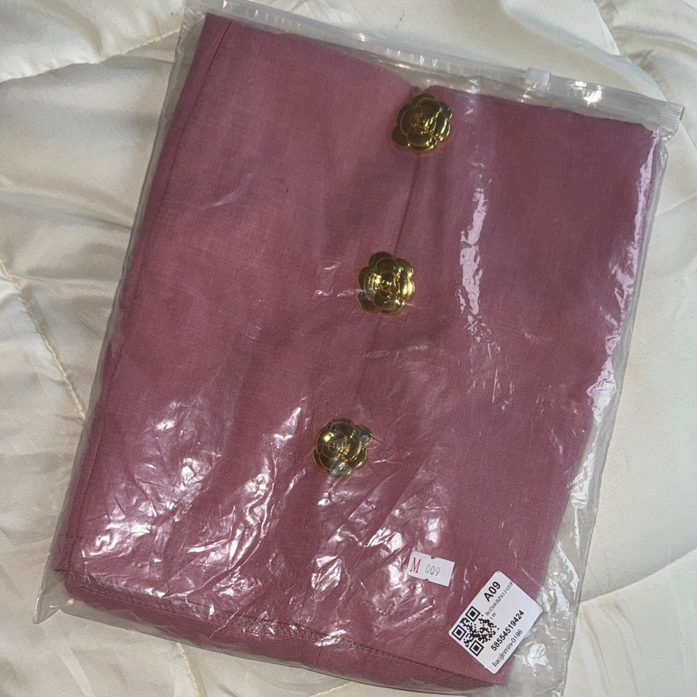 Elegant Pink Halter Dress with Gold Accents - Picture 3 of 3